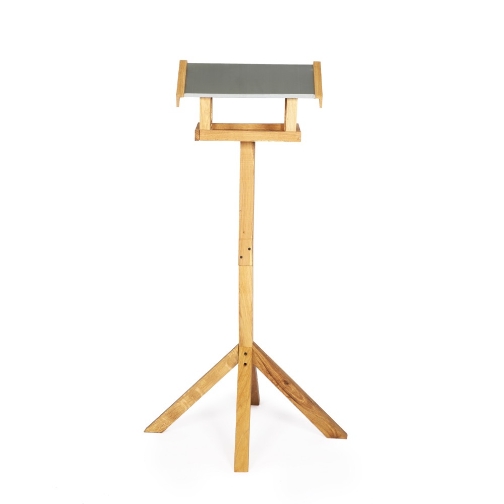 Dębowy karmnik dla ptaków z nóżką KD - daszek dwuspadowy