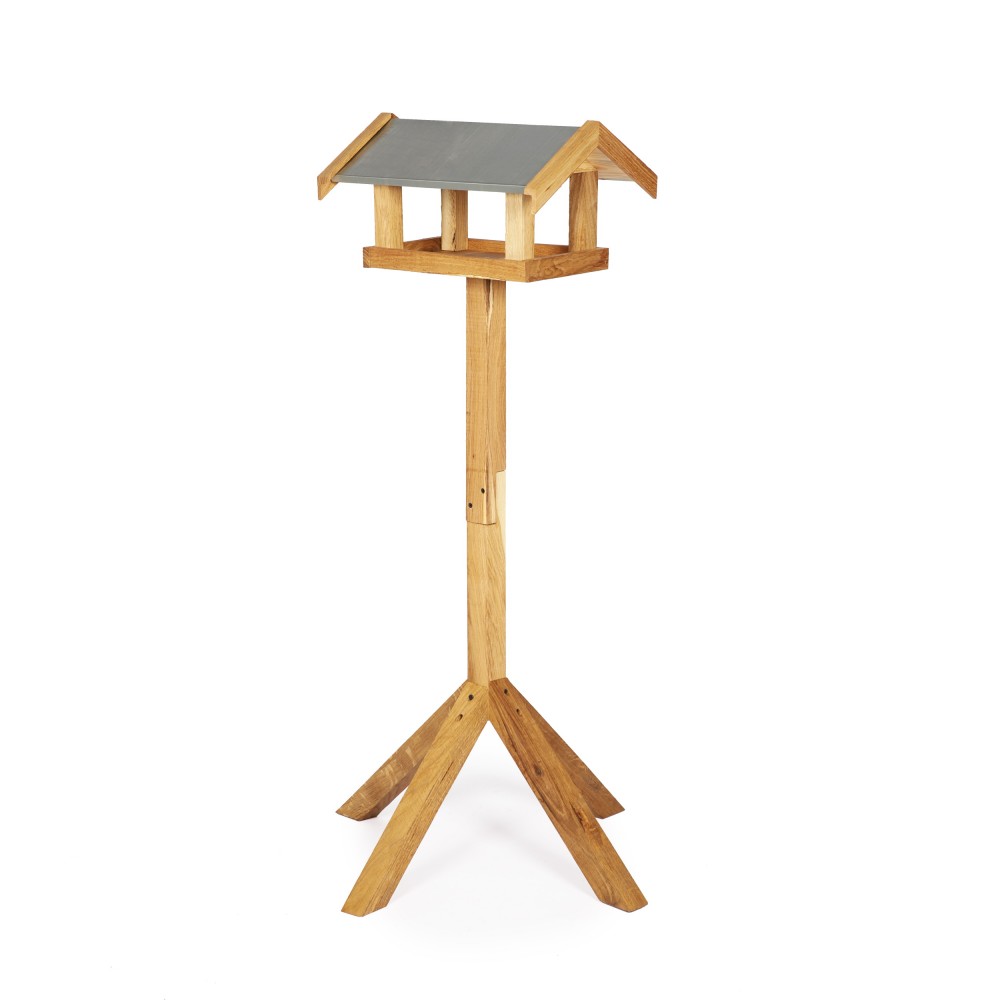 Dębowy karmnik dla ptaków z nóżką KD - daszek dwuspadowy