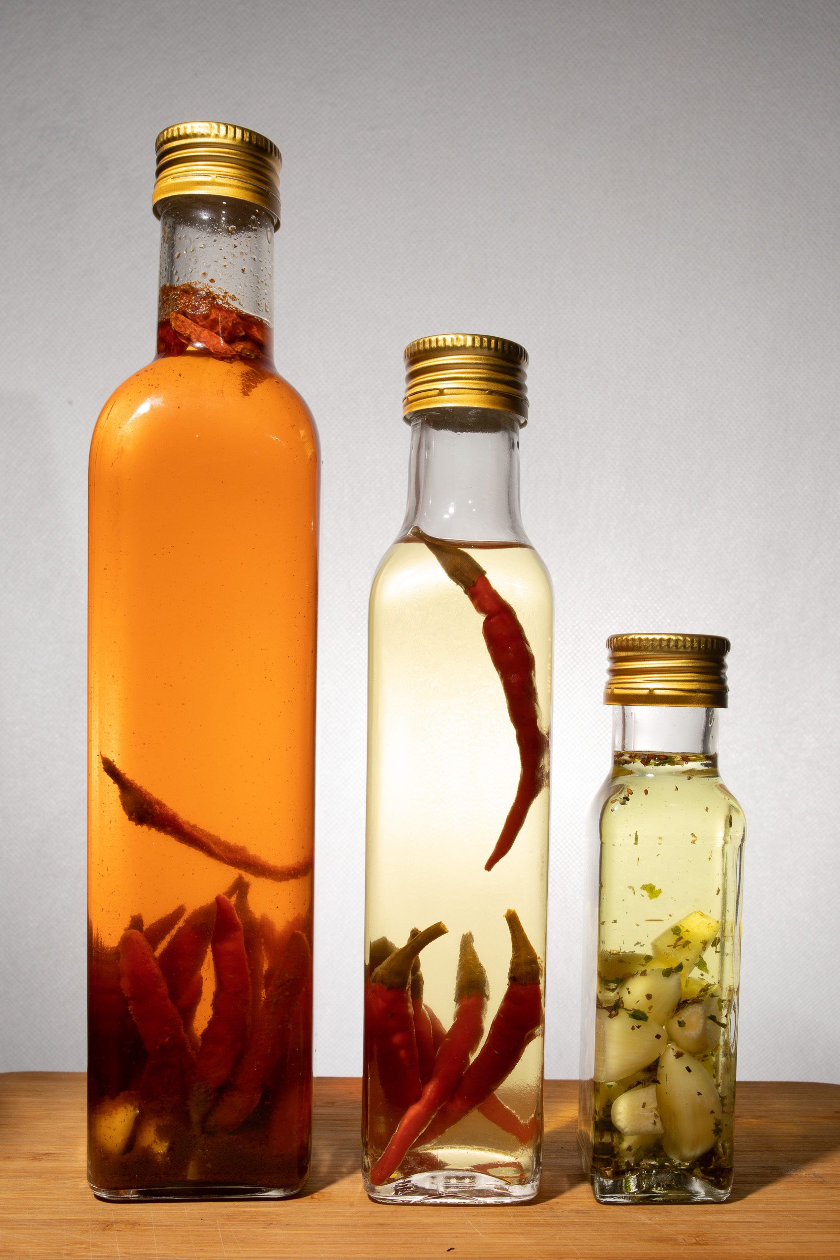 butelki i  nakrętki ze sklepu polskie regały aranżacja butelek z zawartością